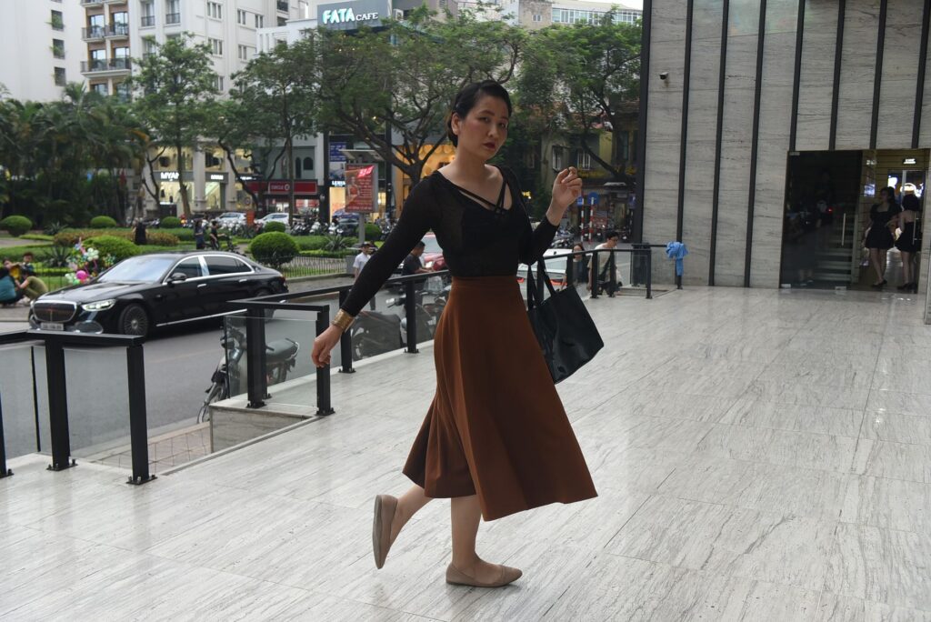 woman wearing ballet flats with a chic casual outfit on city street