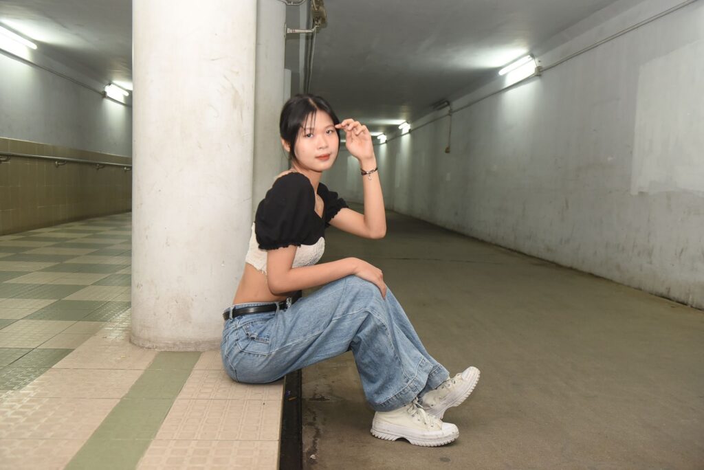A petite woman in high-waisted jeans