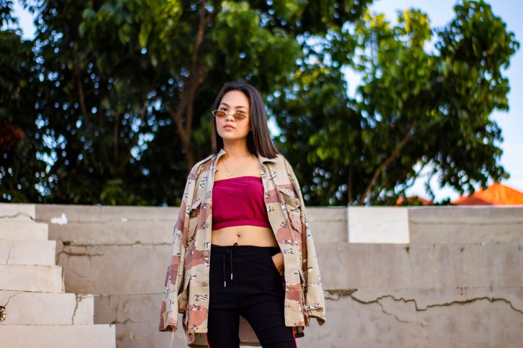 Cropped jacket paired with cargo pants and sneakers casual outfit