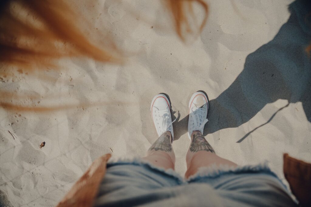 Casual denim shorts outfit paired with white sneakers and tote bag